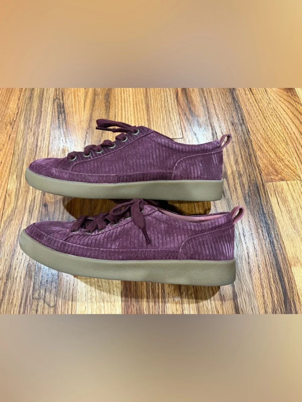 Vionic Suede Winny Sneaker Women's 6.5 Cherry Jubilee Corduroy‎ Purple